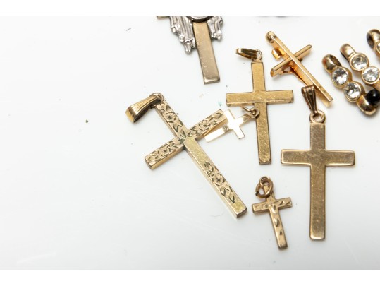 Large Variety Of Fashion Pendants, Rings, And Art Glass Beads