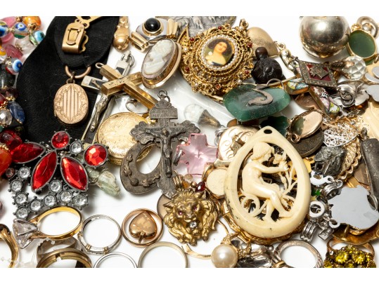 Large Variety Of Fashion Pendants, Rings, And Art Glass Beads