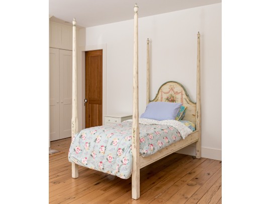 Adorable Paint Finished Poster Twin Bed