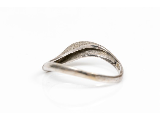 14k White Gold Contemporary Sandblasted Wave Style Band Ring, Size 7