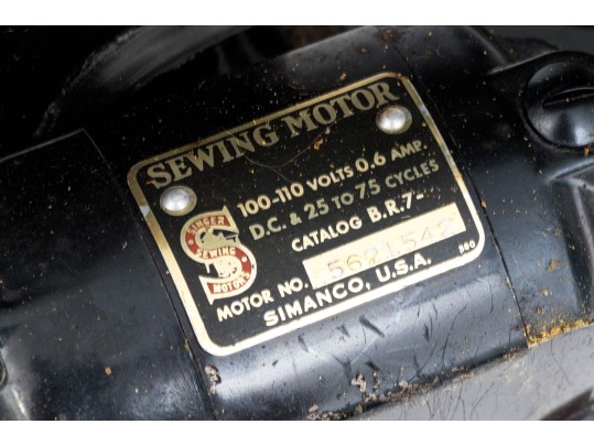 Antique Singer Sewing Machine With Case