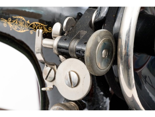 Antique Singer Sewing Machine With Case