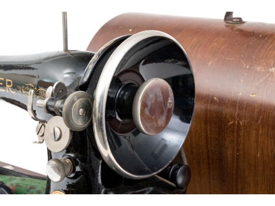 Antique Singer Sewing Machine With Case