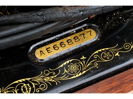 Antique Singer Sewing Machine With Case