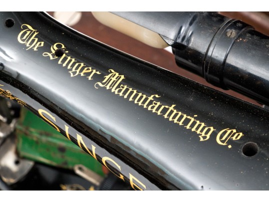 Antique Singer Sewing Machine With Case