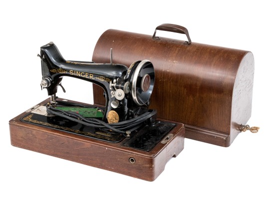 Antique Singer Sewing Machine With Case