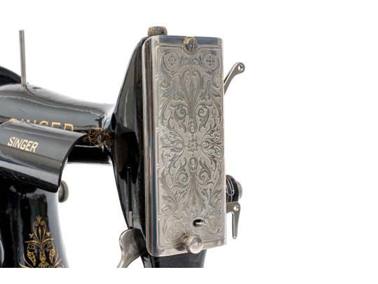 Antique Singer Sewing Machine With Case
