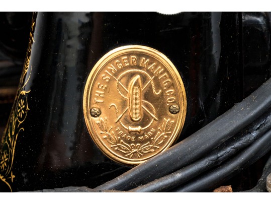 Antique Singer Sewing Machine With Case