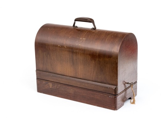 Antique Singer Sewing Machine With Case