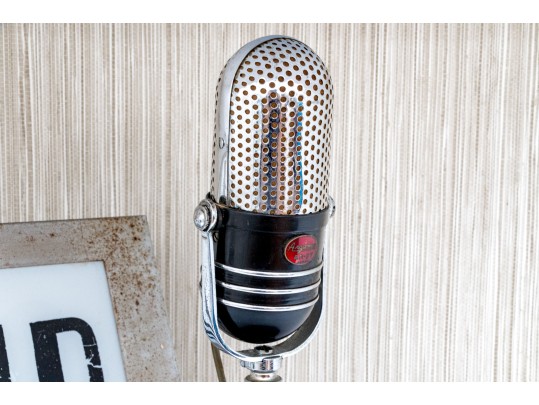 Quality Vintage And Antique Collection Of Radio Themed Decor