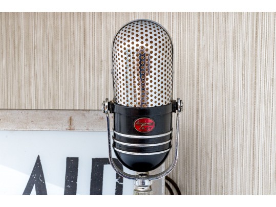 Quality Vintage And Antique Collection Of Radio Themed Decor