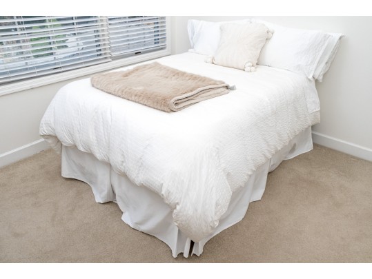 Fantastic Lot Of Bedding Including Pottery Barn And Sky