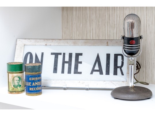 Quality Vintage And Antique Collection Of Radio Themed Decor