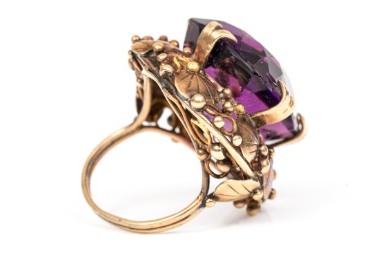 14k Gold Vintage Chunky Purple Glass Foliate Border Ring, Size 5.75