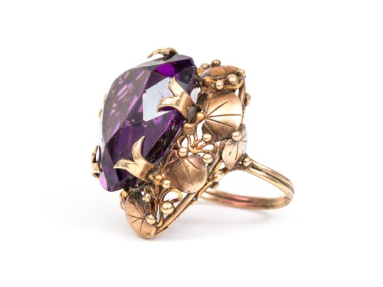 14k Gold Vintage Chunky Purple Glass Foliate Border Ring, Size 5.75