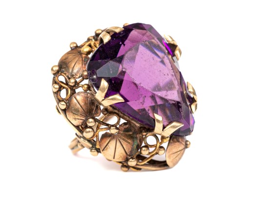 14k Gold Vintage Chunky Purple Glass Foliate Border Ring, Size 5.75