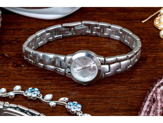 Lovely Costume Group