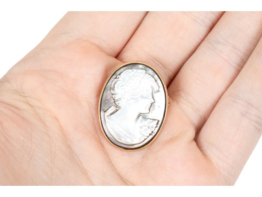 14k Yellow Gold Pretty Black Mother-of-pearl Simply Framed Cameo Brooch/pendant