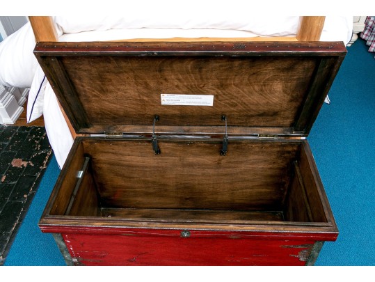 Stylish Painted Hinged Blanket Chest