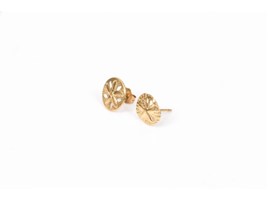 14k Gold Pair Of Two Round Motif Stud Earrings, Hammered And Sand Dollar Motifs