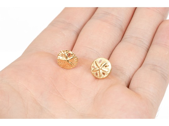 14k Gold Pair Of Two Round Motif Stud Earrings, Hammered And Sand Dollar Motifs