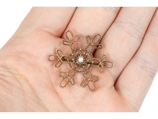 14k Yellow Gold Striking Open Patterned Snowflake Brooch, Diamond Center