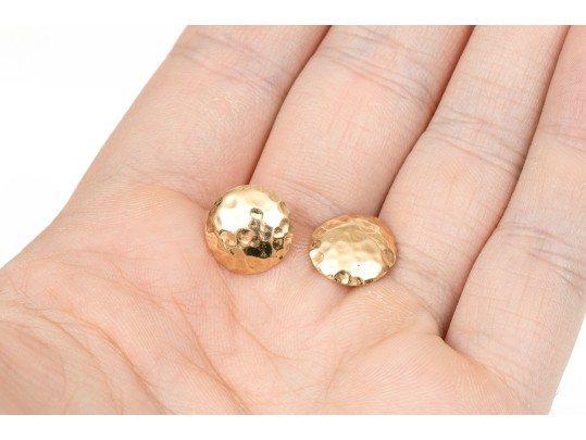 14k Gold Pair Of Two Round Motif Stud Earrings, Hammered And Sand Dollar Motifs