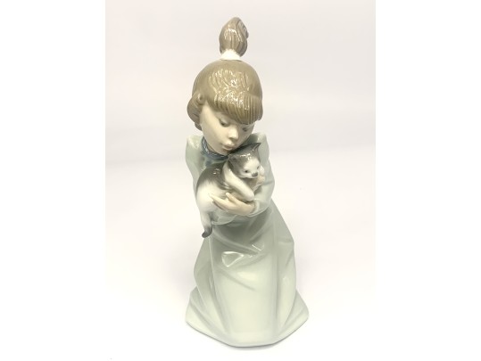 Lladro Figurine Girl With Kitten