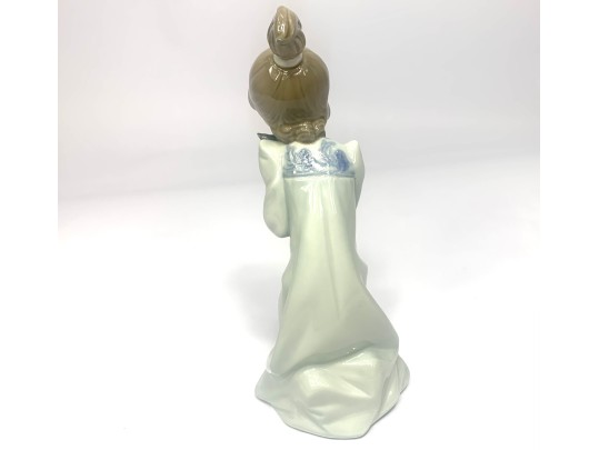 Lladro Figurine Girl With Kitten