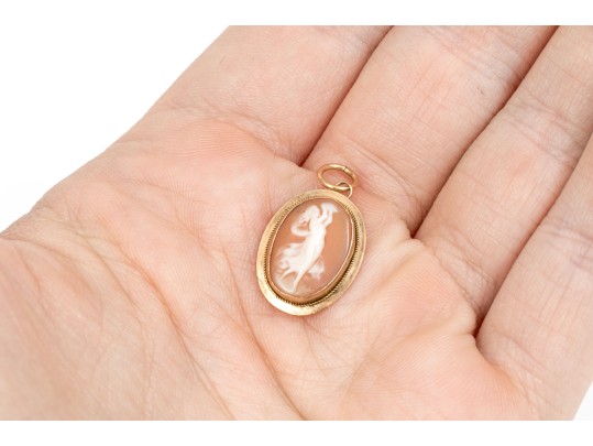 14k Yellow Gold Pretty Oval Cameo Pendant, Solid Bezel