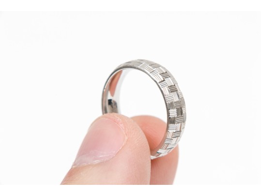 14k White Gold Striking Basket Weave Motif Band Ring, Size 5.75