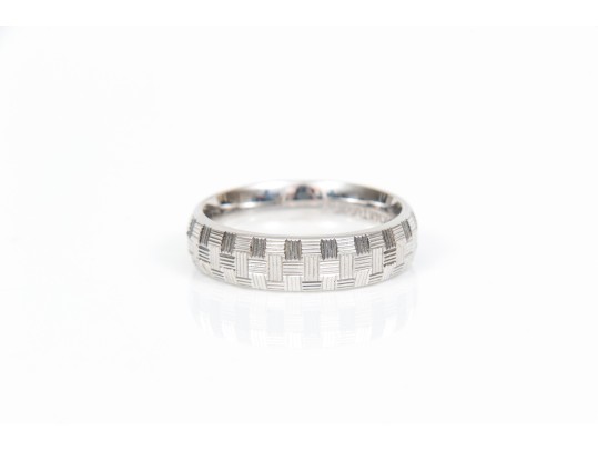 14k White Gold Striking Basket Weave Motif Band Ring, Size 5.75