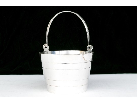 Fine Quality Vintage English Silverplate Ice Bucket
