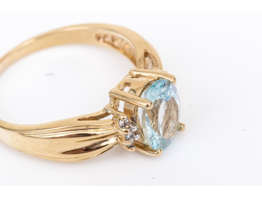 14k Yellow Gold Pretty Oval Aquamarine And Diamond Ring, Size 8.25