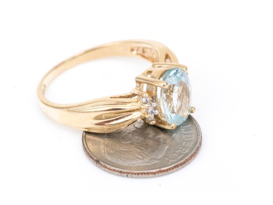14k Yellow Gold Pretty Oval Aquamarine And Diamond Ring, Size 8.25