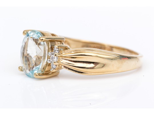 14k Yellow Gold Pretty Oval Aquamarine And Diamond Ring, Size 8.25