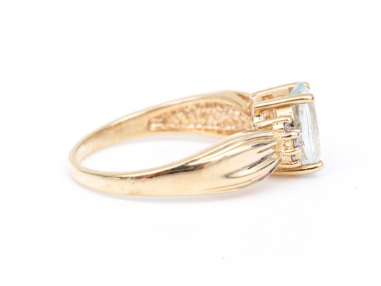 14k Yellow Gold Pretty Oval Aquamarine And Diamond Ring, Size 8.25