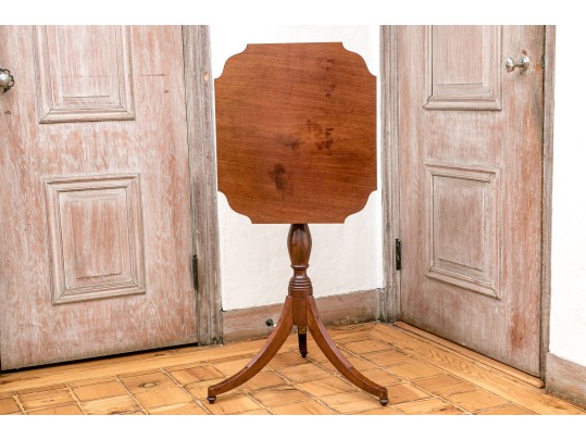 American Federal New York Mahogany Tilt Top Table, Ca. 1800-20