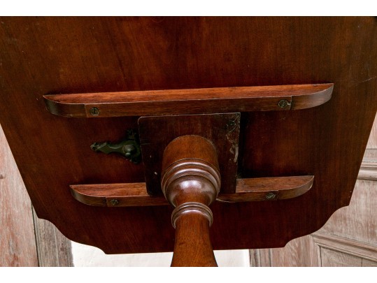 American Federal New York Mahogany Tilt Top Table, Ca. 1800-20
