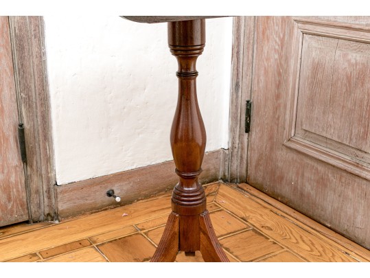 American Federal New York Mahogany Tilt Top Table, Ca. 1800-20