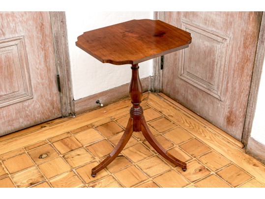 American Federal New York Mahogany Tilt Top Table, Ca. 1800-20