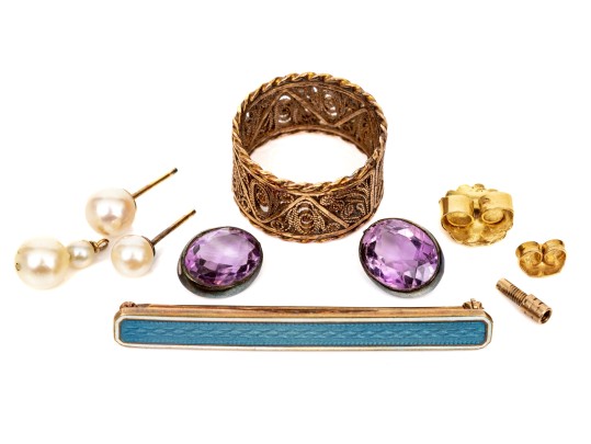 Collection Of Scrap Jewelry Pieces, Including 18k, 14k, Sterling And Gold Filled
