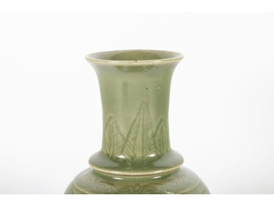 Qing Dynasty Longquan Incised Celadon Glazed Vase