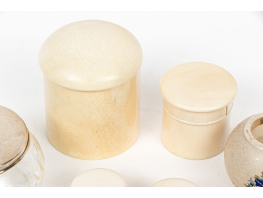 An Eight Piece Assorted Table Top Collection 
