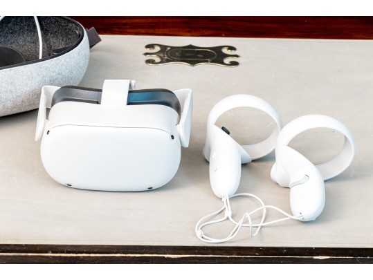 Oculus Meta Quest 2 VR Headset And Controllers With Zippered Case