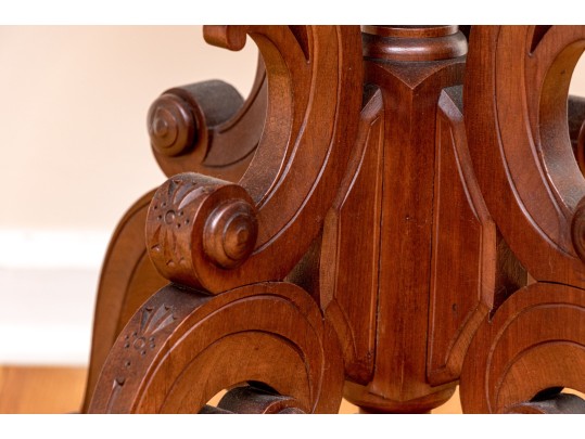 A Fine Victorian Walnut Oval Parlor Table, Ca. 1860-1880