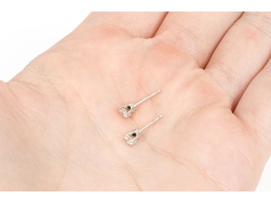 10k White Gold Simple Diamond Stud Earrings, App. 0.20 TCW