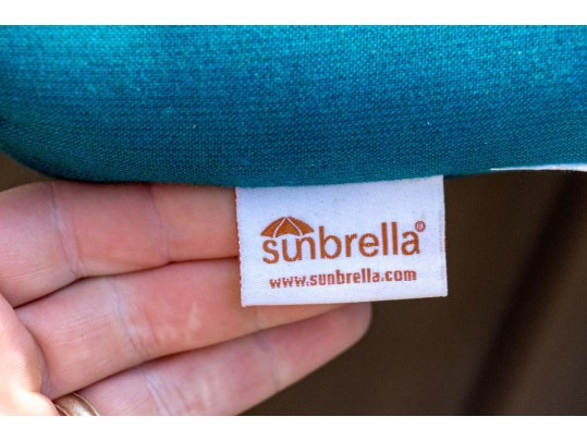 Composite Twin Pedestal Table With Six Cast Classics Aluminum Chairs