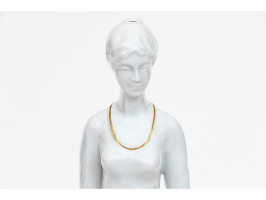 Hungarian Hollóháza Porcelain Figurine Of A Woman With Umbrella