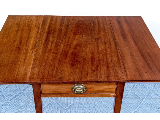 Antique Drop Leaf Pembroke Table, Ca. 1820 Or Earlier